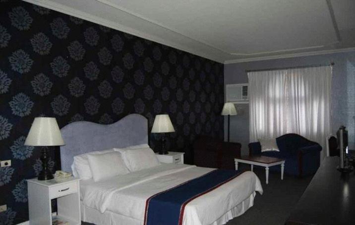 Queen Margarette Hotel Lucena Exteriör bild